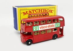 Matchbox Regular Wheels No.5d London Routemaster Bus "BP Visco-Static" - Stannard Code 5 - red, white interior, BP decals, type A rear body, type A 5-line base, 36-tread black plastic wheels - Excellent Plus in Mint type E1 box with lighter blue sides and end flaps. Scarce box variation.