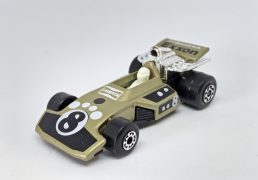 Matchbox Superfast 28g Formula 5000 Racing Car (Superfast 28d) - metallic champagne gold body with black & white racing number 8 tampo print, white driver, matt black base, 5-arch front wheels & Maltese Cross rear wheels - Near Mint, unboxed.